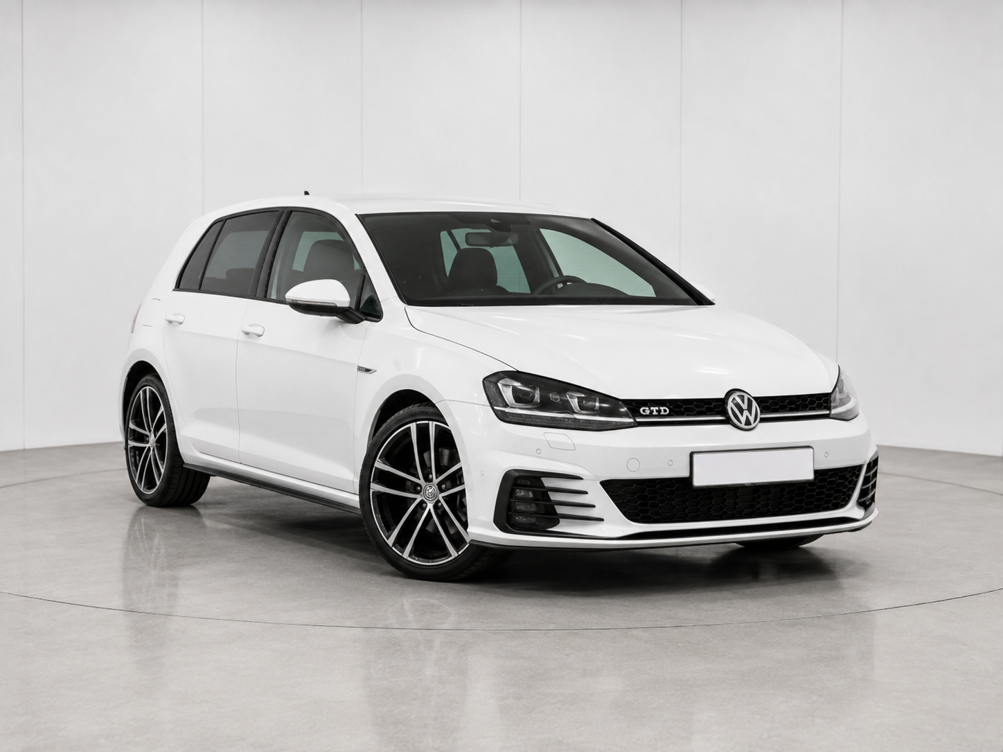 White Volkswagen Golf 6 2010 economy hatchback